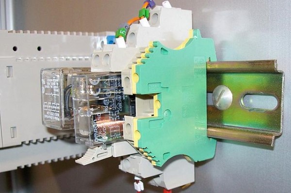 ریل نگهدارنده در رک